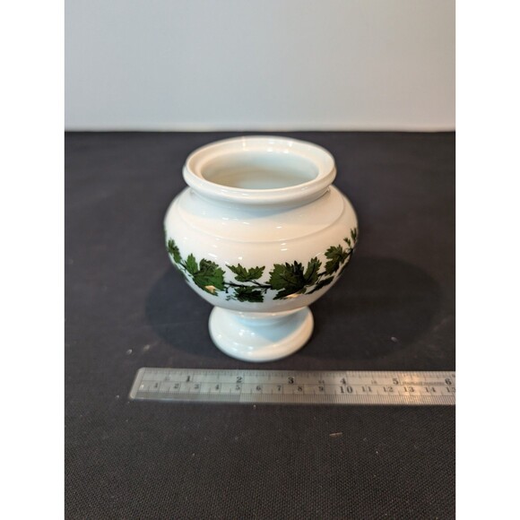 Meissen Green Ivy Pedestal Vase – 19th Century – Factory Second - Picture 9 of 9